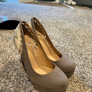 Size 7 gray and white snake skin heels